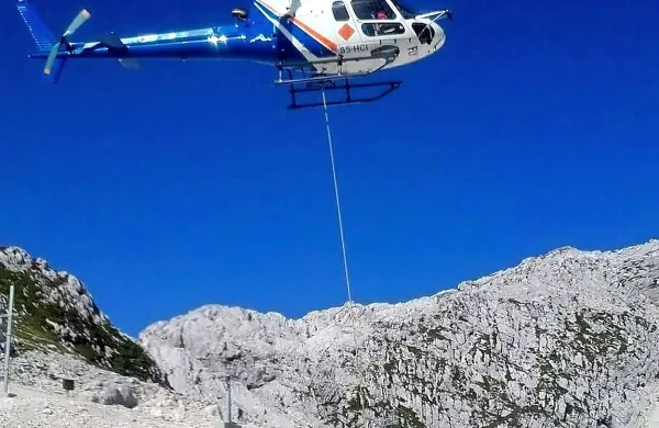 Pri obnovi sedežnic in gondolske žičnice po potrebi pomaga 
tudi  helikopter.