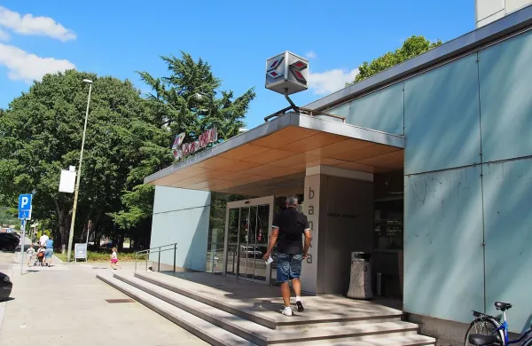 V  enem letu naj bi v novogoriški izpostavi NKBM brez službe ostalo približno  70 delavcev.
