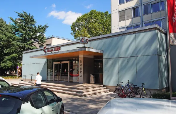Nova Kreditna banka Maribor (Nova KBM) je napovedala, da 
bo zaradi centralizacije ukinila službe v Novi Gorici, kjer sicer 
opravljajo delo za celotno skupino.