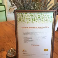 Certifikat  Gold Travelife obiskovalcem že na recepciji sporoča, da v Hiškah slovenske Istre v Truškah skrbijo za 
trajnostni razvoj. 