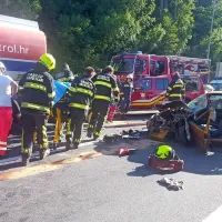 V prometni nesreči, ki se je včeraj popoldne zgodila med 
Hrušico in Obrovom, se je hudo poškodoval 65-letnik iz 
Hrušice.