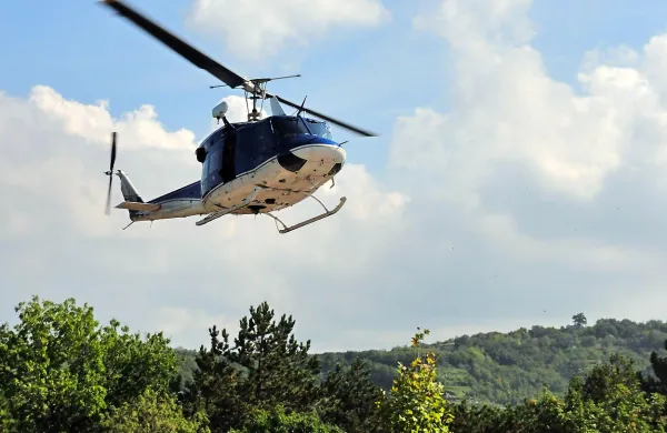 V nedeljo je novogoriškim, tolminskim in bovškim policistom 
v celodnevni akciji poostrenega nadzora v cestnem prometu 
pomagal tudi helikopter.