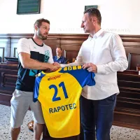 Od včeraj ima tudi župan rokometni dres kapetana koprskega moštva.