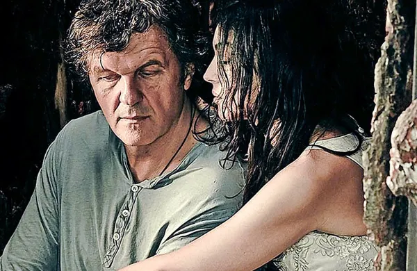 V glavni vlogi je Emir Kusturica, ob njem pa femme fatale 
Monica Bellucci.