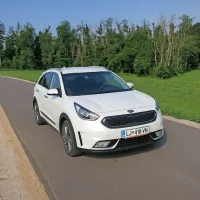 Kia je želela ponuditi malce bolj zemeljskega hibrida in zadela 
v polno.
