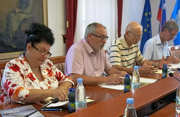Festival so v Kanalu  predstavili (z leve) tajnica Kogojevih dnevov Ljudmila Zimic, župan Andrej 
Maffi, Peter Blažej iz kanalskega društva in Bogdan Kralj iz Glasbene matice Trst.