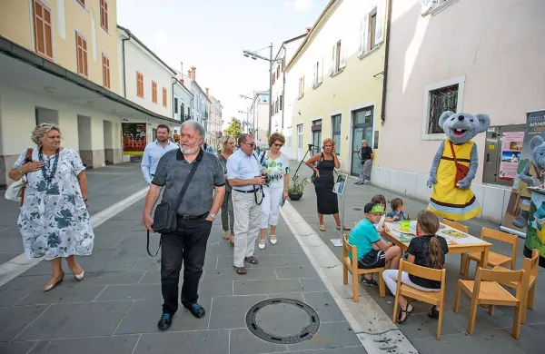 Strokovna komisija pod vodstvom Janeza Bogataja (v sredini) med koprsko predstavitvijo.