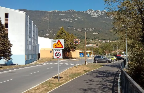 Stalni prikazovalec hitrosti opozarja prehitre voznike pred 
Srednjo šolo Veno Pilon v Ajdovščini.

