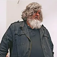 Peter Reberc je včeraj na sodišče prišel v močno spremenjeni 
podobi.