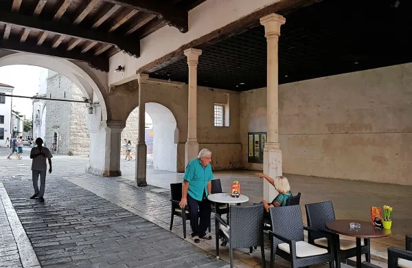 Ker se je Dom Koper včeraj na dražbi odpovedal nakupu male 
lože pod Pretorsko palačo, jo je   kupilo podjetje EN2 iz 
Postojne.