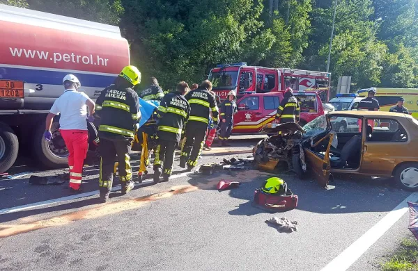 Gasilci in reševalci so pijanega voznika oskrbeli in odpeljali v 
bolnišnico.