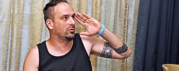 Brano Jakubović: “Verjamemo v posameznika, ne v sistem ali skupino, kjer neki vodja ostalim govori, kaj morajo narediti. Nas 
zanimajo ljudje, ki  želijo in hočejo  izstopiti iz tega okvira.”