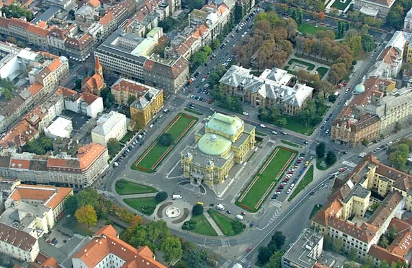 Večina zagrebških svetnikov je po večurni razpravi zgodaj 
davi podprla odločitev o spremembi imena Trga maršala Tita 
v Trg Republike Hrvaške.