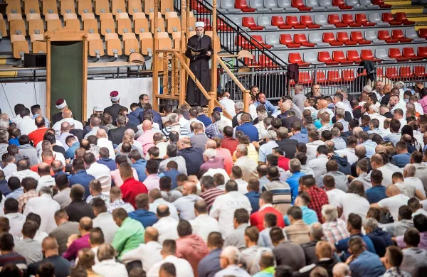 Ob islamskem prazniku kurban bajram je osrednja slovesnost potekala v športni dvorani na Kodeljevem.