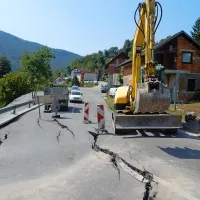 V ponedeljek bo znano, kako in kdaj bodo  cestišče in brežino   
sanirali.