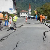 Včeraj zjutraj so na cesti na Grahovem ob Bači zazevale 
zlovešče razpoke.  