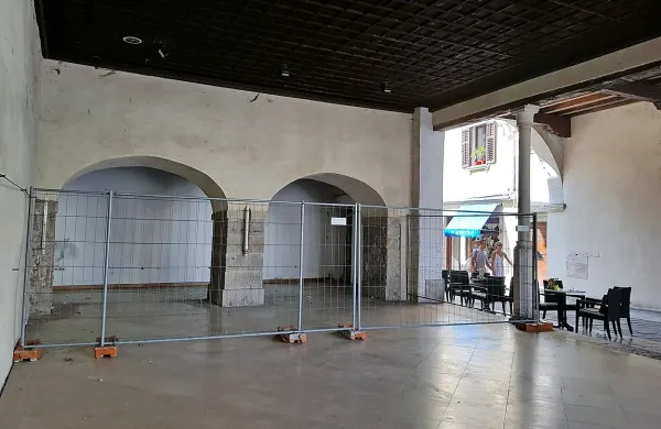 Bo del male lože pristal pod lastniškim okriljem podjetja EN2 
iz Postojne ali se bo koprska občina vendarle odločila 
uveljaviti predkupno pravico?   