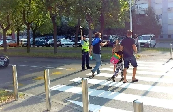 Radijska voditelja v pomoč policistom