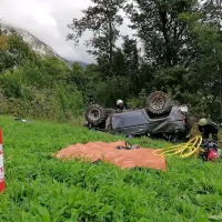 Voznica je v križišču pred Razdrtim spregledala motorista in z avtom trčila vanj.  