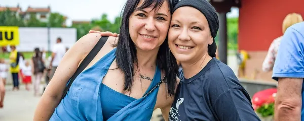 Lucija Mlinarič s svojo prijateljico Tanjo Simčič Makuc (levo), 
eno od pobudnic zbiralne akcije  