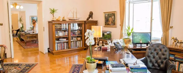 Vrata v predsednikovo pisarno so zmeraj odprta. Tako tista, ki 
jo povezujejo s tajništvom,  kot druga.