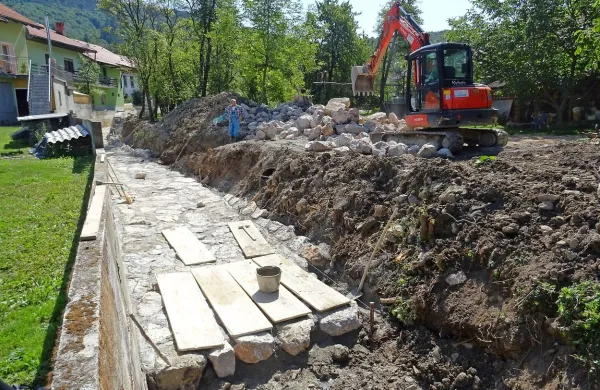 Z velikimi kamni tlakujejo dno in oblagajo brežine potoka 
Stržen v Narinu. 