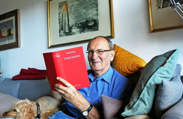 Ervina Fritza smo  v njegovem stanovanju na Bratovševi ploščadi v Ljubljani ujeli v družbi 
Velike radosti in male kosmate radosti, ki se odziva na ime  Bibi.