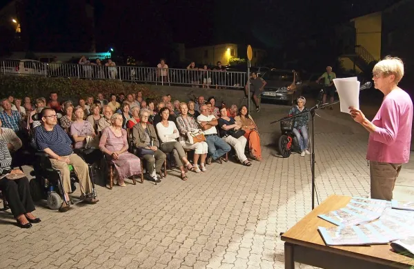 Katarina Vuga je Solkancem predstavila bogat besednjak in 
anekdote v solkanščini. 