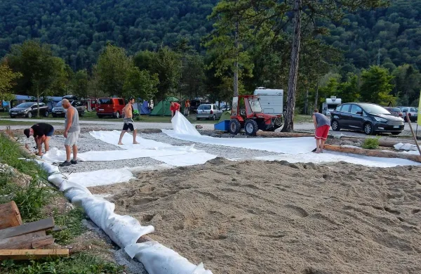 V kampu Gabrje je še vedno mnogo gostov,  ponudbo 
nadgrajujejo  z  igriščem za odbojko na mivki.