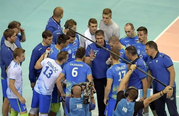 Slovenska reprezentanca je bila zelo primorsko obarvana - z 
igralci Janijem Kovačičem (13) Mitjo Gasparinijem (6), Danijelom Koncilijo (z brisačo)  in Dejanom Vinčičem (desno ob 
novogoriškem pomočniku selektorja Samu Miklavcu).