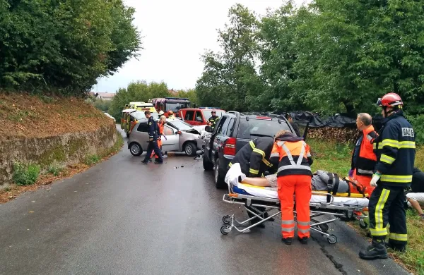 Reševalci so v ljubljanski klinični center odpeljali obe voznici 
in sopotnika iz ZDA, ki so bili udeleženi v nesreči v Predjami.  