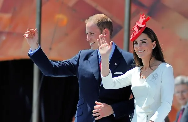 Britanski princ William in soproga Catherine bosta po prvorojencu Georgue in hčerkici Charlotte dobila še tretjega 
otroka.