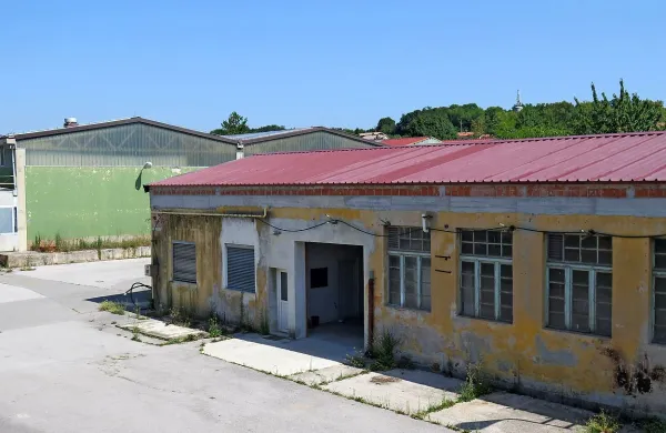 Nekatere hale so že zelo stare. 