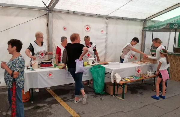 Prostovoljke območnega Rdečega križa so  neutrudno pekle 
slastne palačinke in druge sladice, izkupiček  bodo predale 
hrpeljski osnovni šoli za pomoči potrebne šolarje. “Na več 
prireditvah to počnemo, ni nam težko,” so poudarile. 

