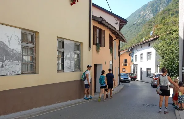 Ulična razstava navdušuje obiskovalce, a tudi kaže, da je 
Gregorčičeva ulica preozka za  dvosmerni promet in sprehajalce. 