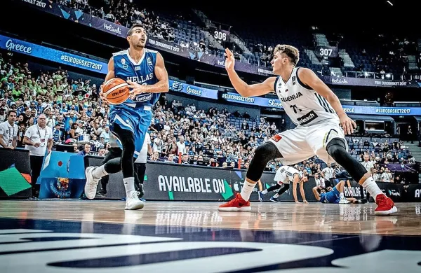 Najboljša na včerajšnji tekmi Kostas Sloukas (levo) in Luka 
Dončić.
