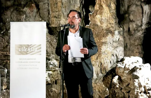Jurij Andruhovič je  angažiran in pogumen ukrajinski pisatelj, ki zagovarja 
“evropske vrednote svobodne in pravične družbe”.     