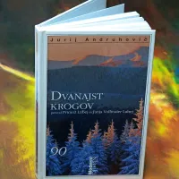  V romanu Dvanajst krogov, ki je lani v slovenskem prevodu izšel pri 
Cankarjevi založbi, je vodilni sodobni ukrajinski pisatelj napeto pripoved 
zabelil z eksplozijo raznolikih slogov in širokim jezikovnim registrom.  