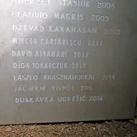 Dosedanji  lavreati so v tridesetletni festivalski zgodovini s svojimi imeni 
zapolnili že dve veliki marmorni  plošči v kraški jami. V soboto se jim bo  
pridružil še Jurij Andruhovič.