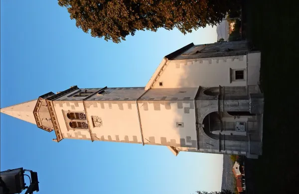  Bojimo se, da bo pripojitev naše župnije k sežanski vodilo v 
zasenčenje vaškega življenja,  pravijo v Povirju, kjer imajo 
župnijo že od leta 1295 in kar štiri cerkve.