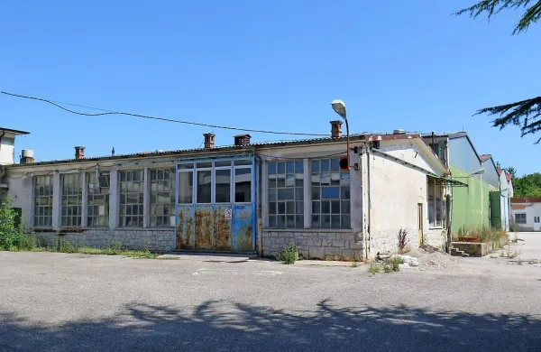 Današnja dražba dela nepremičnin Alukomna, ki jih je po 
stečaju komenske družbe prodajala stečajna upraviteljica 
Marina Marinc Pilej, je bila delno uspešna.