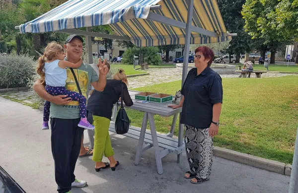 Včeraj je bilo na stojnici pred upravno enoto v Kopru 
mogoče oddati pisno podporo predsedniškemu kandidatu Borisu Popoviču, zraven pa so podpise zbirali tudi 
za aktualnega predsednika Boruta Pahorja.