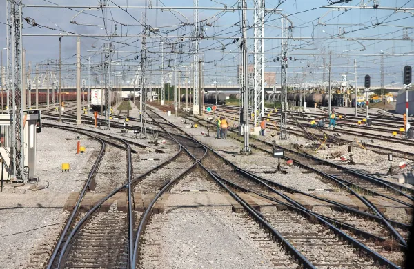 V kampanji bodo sodelovala tudi državna podjetja SŽ, Dars, 
2TDK, kar je za opozicijo zelo sporno. 