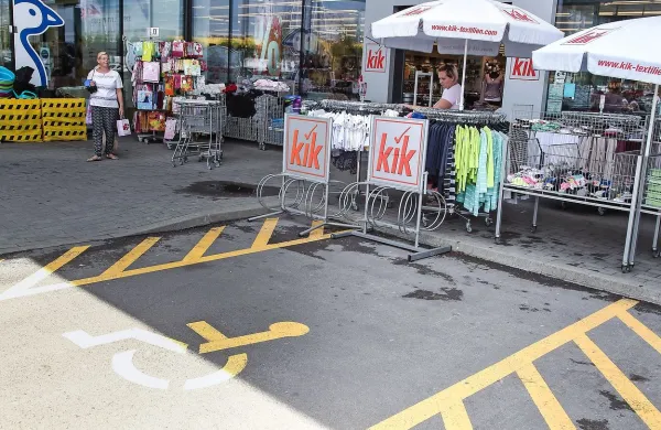 V trgovskem centru Supernova 2 mesta za invalide delno zasedajo stojala za kolesa z reklamnim panojem.