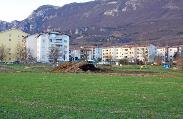 Reševalci in policisti so v četrtek popoldne hiteli v ajdovsko 
sosesko Ribnik, kjer je malčica padla s tretjega nadstropja 
bloka v Bevkovi ulici in se huje poškodovala.  