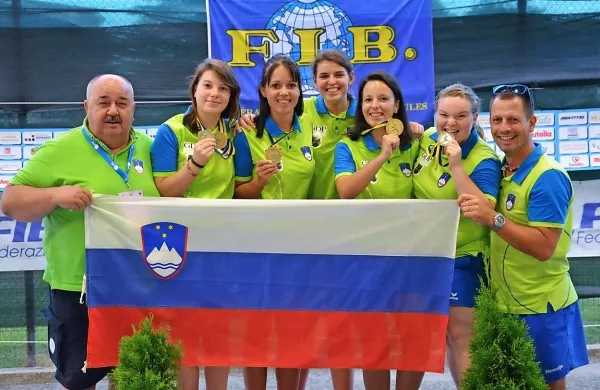 Slovenske balinarke z osvojenimi kolajnami na prizorišču 
evropskega prvenstva.