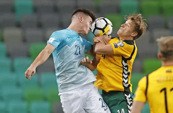 Benjamin Verbič (levo)  je sinoči dosegel tretji gol za Slovenijo 
proti Litvi.  