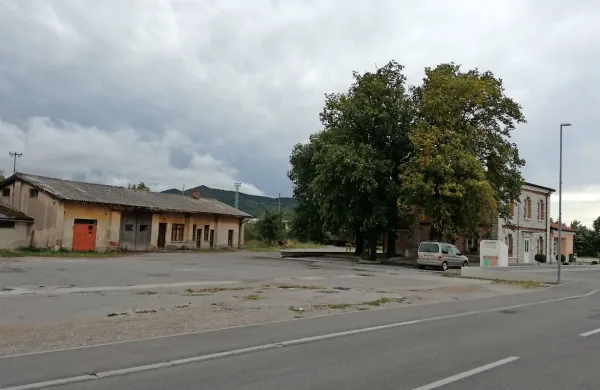 Tako je videti sedaj odsluženo zemljišče in stavbe nekdanjega Lesograda  severno od knjižnice (za drevesi). Na tem 
mestu občina načrtuje zgraditi mladinski center. 