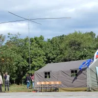  Tanek kovinski steber in na njem nekaj žic (levo od šotora, v 
katerem so postavili svoje naprave) je bilo dovolj za vzpostavitev stikov s celim svetom.