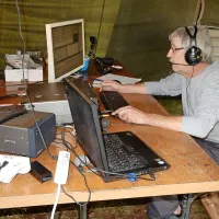 “Fokstrot, Charlie, Whisky - is that correct?” Tako je med 
našim obiskom vzpostavljal zvezo eden od članov sežanskega radioamaterskega kluba.